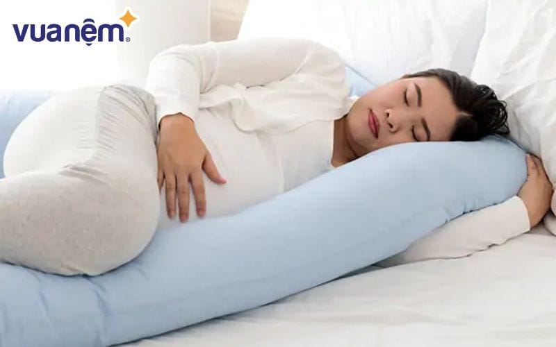 Tư thế ngủ cho bà bầu 3 tháng cuối đó là nghiêng về bên trái