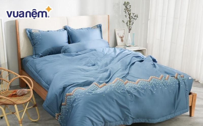 Bộ chăn ga 5 món Amando chun chần thêu cotton satin