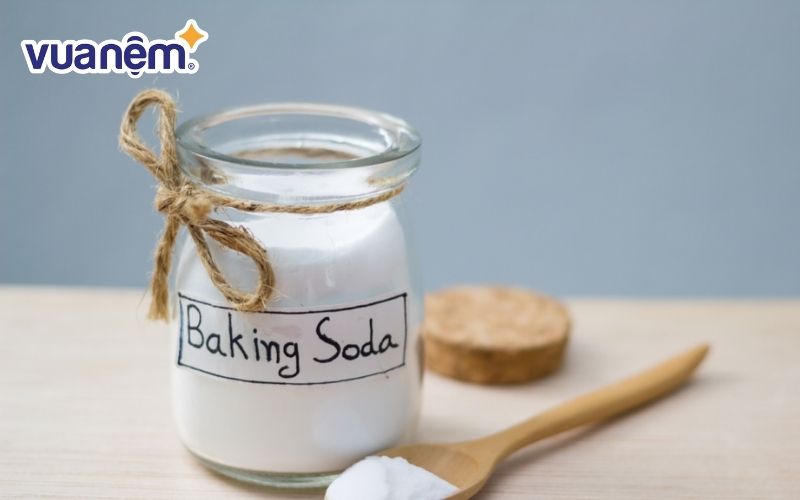 Baking soda là hoạt chất hữu hiệu giúp tẩy vết máu kinh nguyệt trên đệm