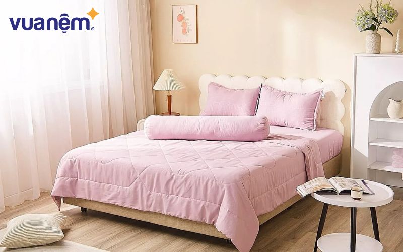 Ga giường, chăn gối nên được trải trước lúc cô dâu chú rể vào phòng cưới