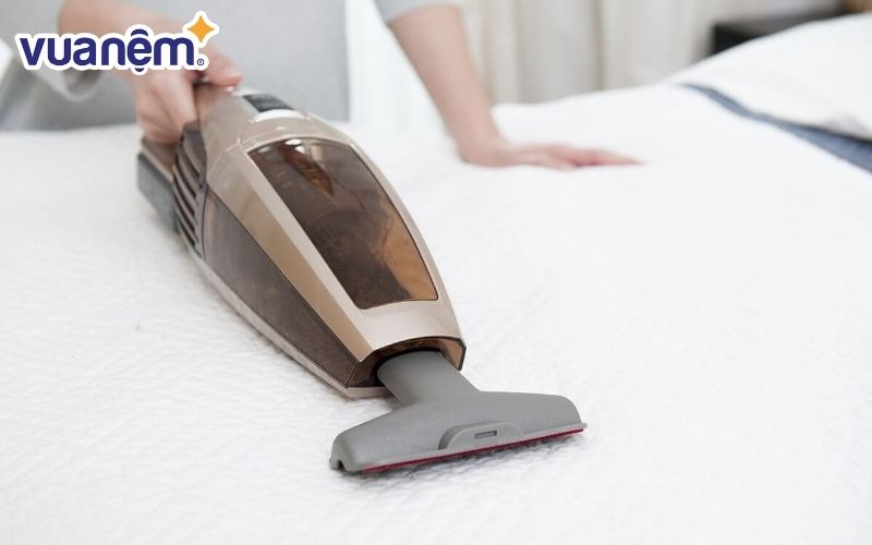 Máy hút bụi cầm tay là dụng cụ cần thiết khi vệ sinh nệm