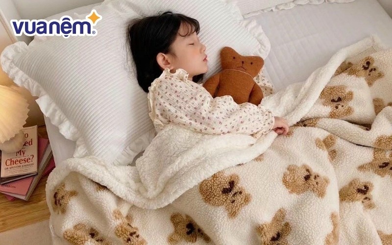 Ba mẹ hãy đầu tư một chiếc chăn tốt để bảo vệ sức khỏe của bé