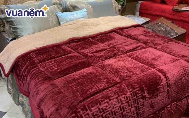 Chăn lông cừu chữ vạn Singapore màu đỏ