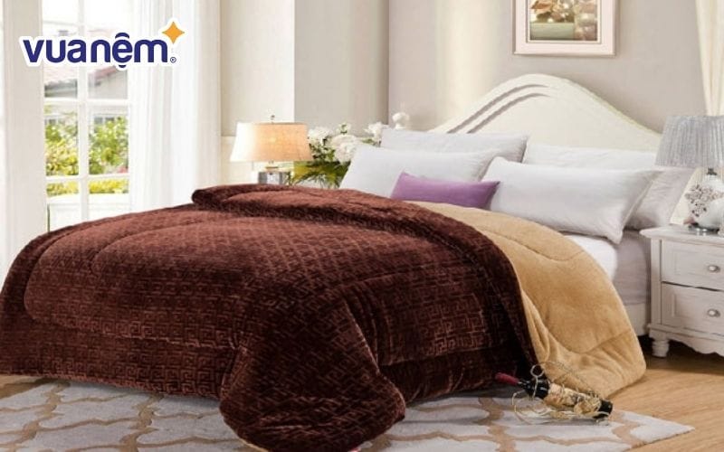 Dòng chăn chữ vạn lông cừu cao cấp sẽ có giá thành cao hơn