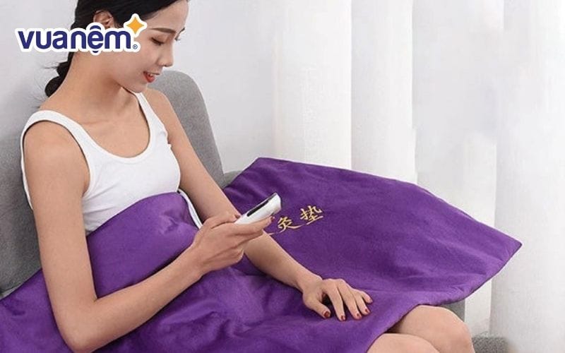 Chăn điện ngải cứu giúp giảm các vấn đề xương khớp nhờ phương pháp chườm nóng