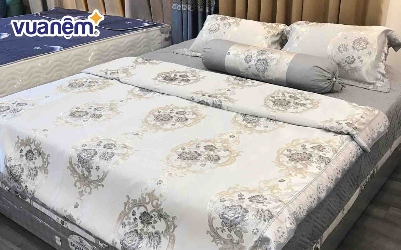 Những hoa văn tinh xảo và sang trọng trên chăn gấm