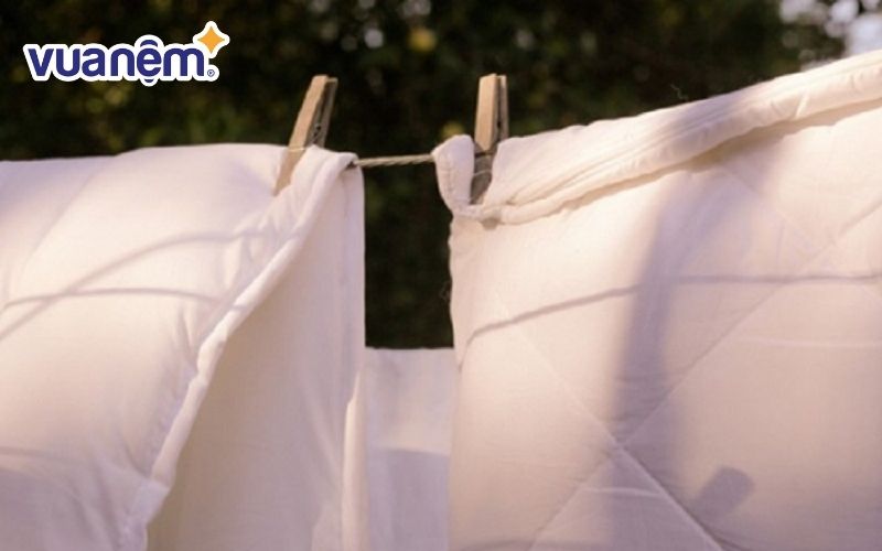 Tránh phơi nắng trực tiếp chăn hơi để giữ được độ bền đẹp