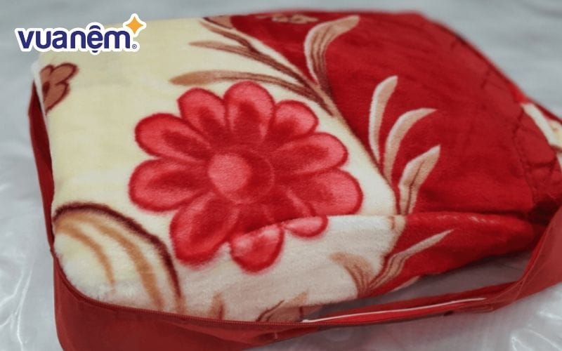 Chăn nhung tuyết 3kg hoa đỏ
