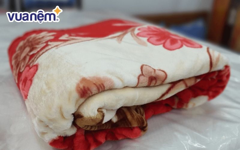 Gấp gọn chăn tuyết nhung khi không sử dụng