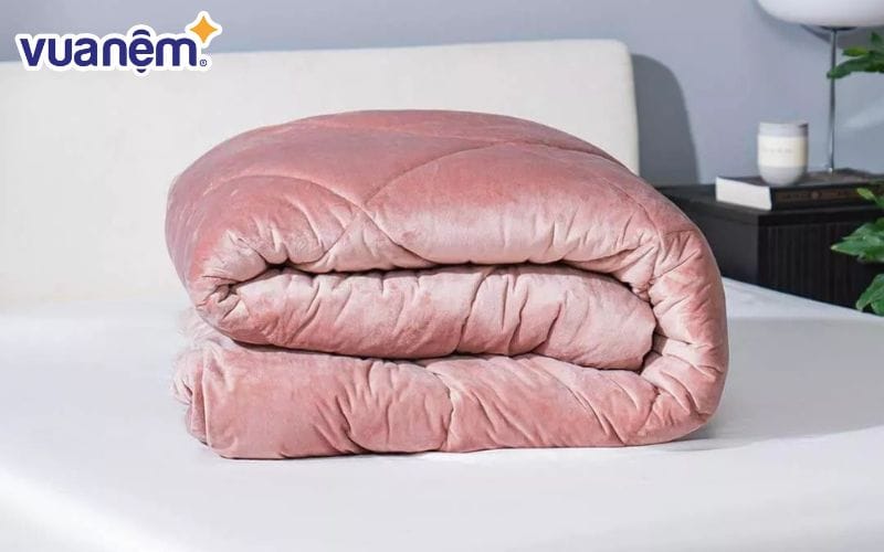 Chăn nhung tuyết nổi bật với bề mặt mềm mại và mịn màng