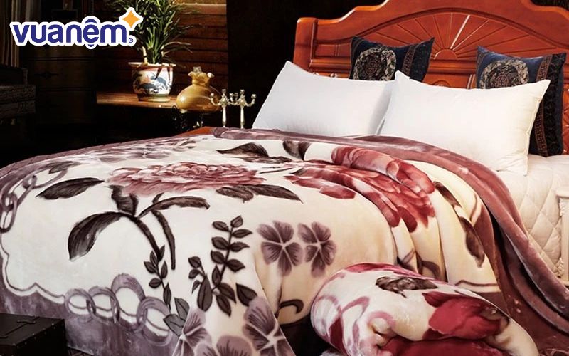 Mẫu chăn nhung tuyết hoa văn cổ điển