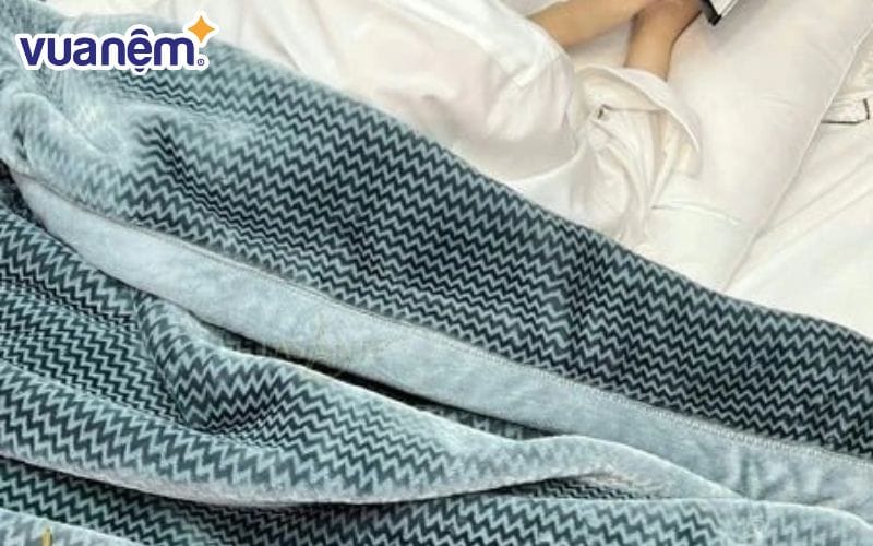 Mẫu chăn nhung tuyết 4kg Emeli
