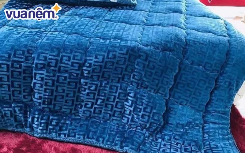 Mẫu chăn nhung tuyết chữ Vạn