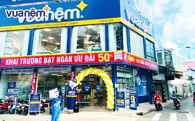 Khách hàng an tâm mua sắm tại Vua Nệm