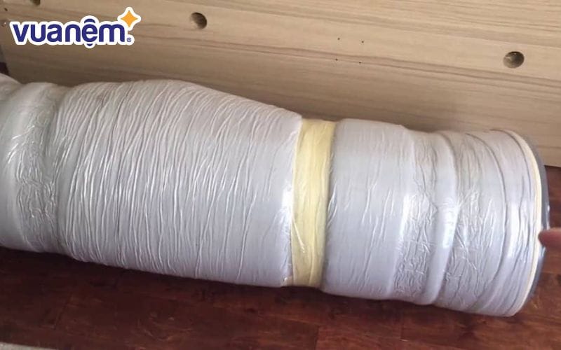 Sử dụng băng keo để cố định các góc cạnh, giúp nệm gọn gàng hơn