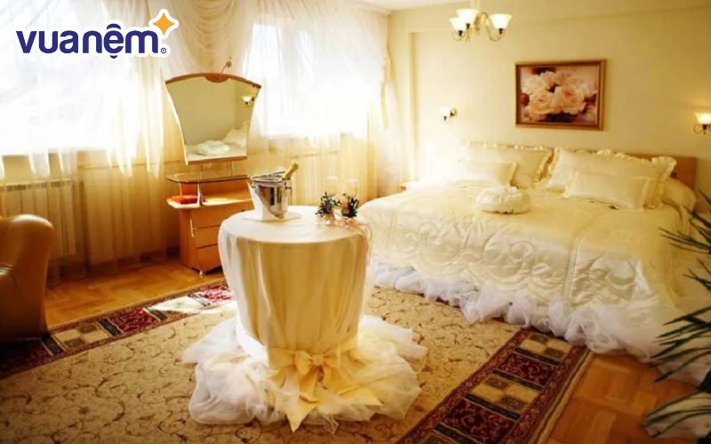 Trang trí phòng cưới chuẩn bị cho đêm tân hôn