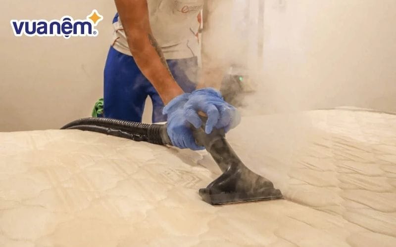 Nhân viên của AZ Laundry tỉ mỉ trong từng khâu vệ sinh nệm