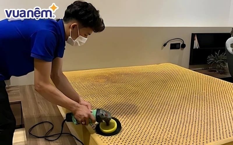 Nhân viên An Thành Phát vệ sinh nệm cho khách hàng
