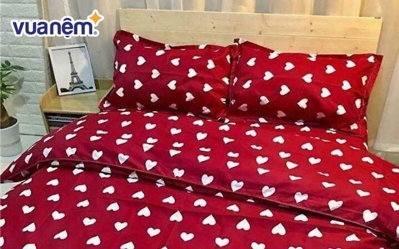Mẫu ga giường 1mx1m9 bo chun họa tiết tim đỏ