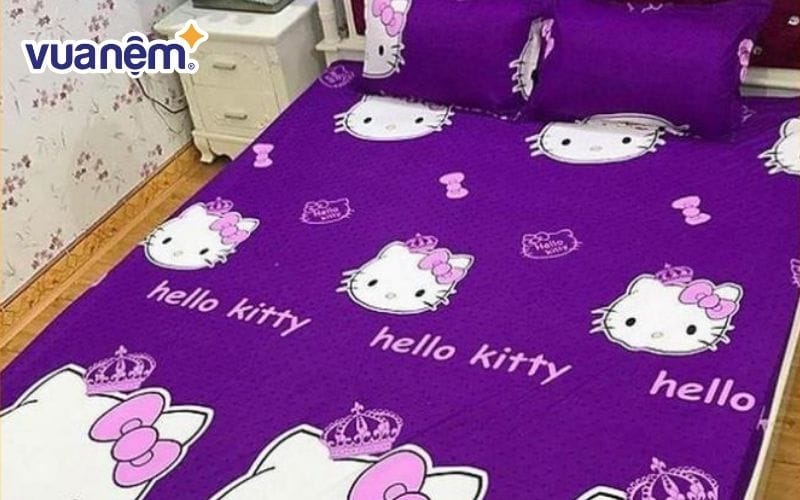 Ga giường bo chun 1mx1m9 họa tiết Hello Kitty màu tím