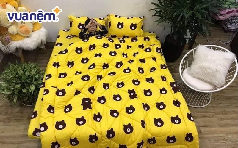 Ga trải giường 1mx1m9 cotton poly họa tiết gấu vàng