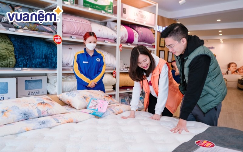 Khách hàng được tư vấn kỹ lưỡng và dùng thử sản phẩm khi mua ga tencel tại cửa hàng chính thức của Vua Nệm