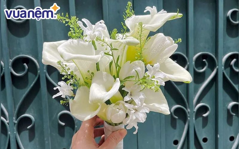 Mẫu bó hoa cưới mix Calla Lily, tulip trắng và dạ lan hương