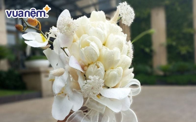 Hoa cưới cầm tay lan hồ điệp mix tulip và thúy châu trắng