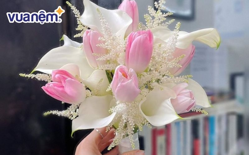 Hoa cưới rum kết hợp hoa tulip hồng và astilbe