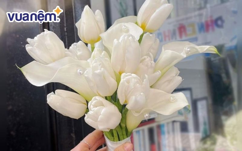 Hoa cưới cầm tay rum trắng đính ngọc kết hợp hoa tulip trắng