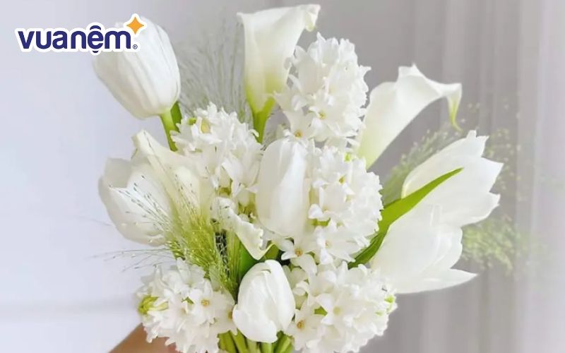 Hoa cưới rum phối hoa tulip và dạ lan hương