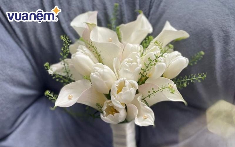 Hoa cưới rum màu trắng đính ngọc phối hoa tulip và cỏ đồng tiền