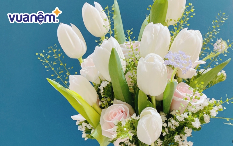 Tulip mix cùng hoa hồng cầm tay