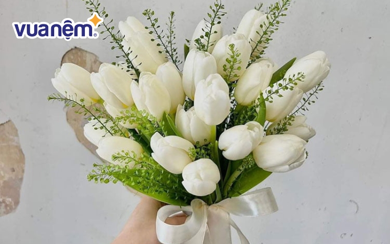 Phối tulip và lá cỏ đồng tiền