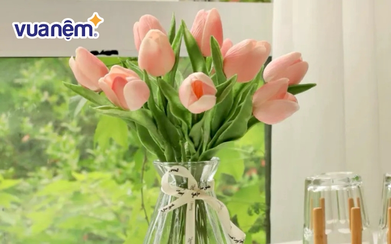 Trang trí lễ cưới với bình hoa tulip