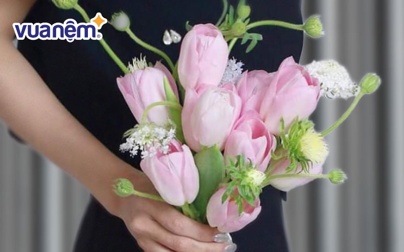 Tulip hồng mix hoa lá phụ