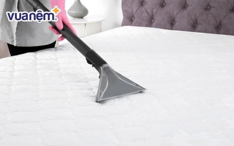 Kiểm tra và vệ sinh nệm để hạn chế tình trạng ngứa khi ngủ