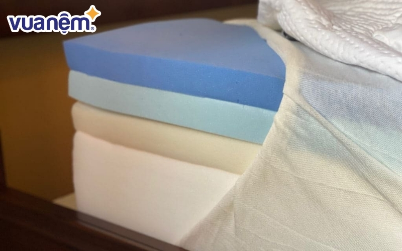 Nệm Memory Foam thường được cấu tạo từ nhiều lớp foam với mật độ khác nhau