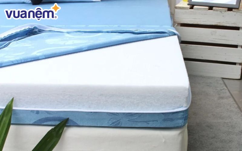 Nệm bông ép được làm từ các sợi polyester ép chặt với nhau