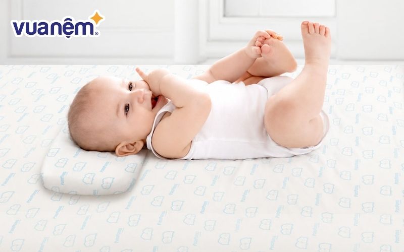 Nệm có độ cứng vừa phải để bảo vệ cột sống cho bé