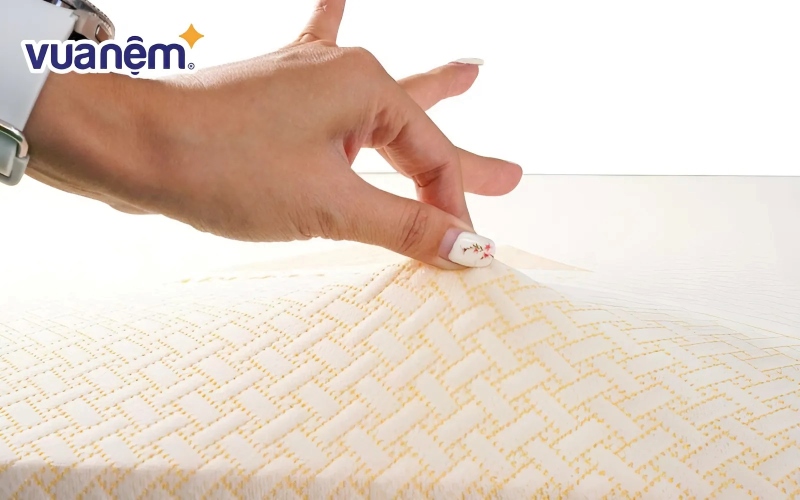 Bề mặt nệm Foam Adora Classic gấp 3 có các lỗ tròn thông nhau