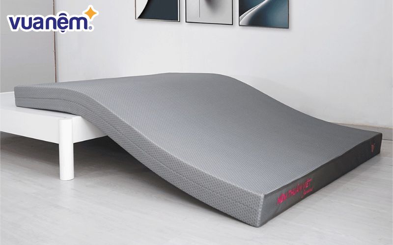 Than hoạt tính được tích hợp trong foam hoặc phủ lên bề mặt nệm