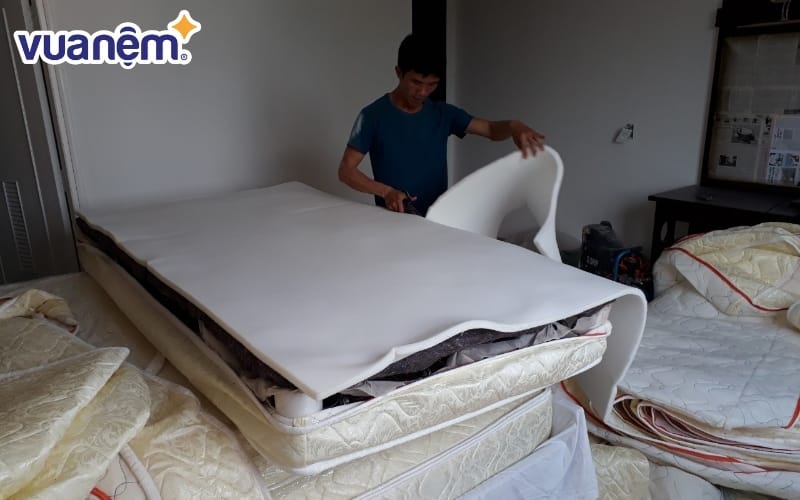 Kiểm tra nệm lò xo cũ trước khi mua