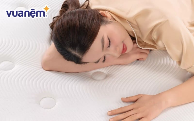 Nằm thử nệm trước khi mua để kiểm tra chất lượng sản phẩm
