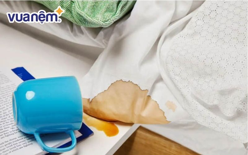 Thức ăn hoặc nước rơi vãi cũng khiến đệm foam nhan chóng bị xệ