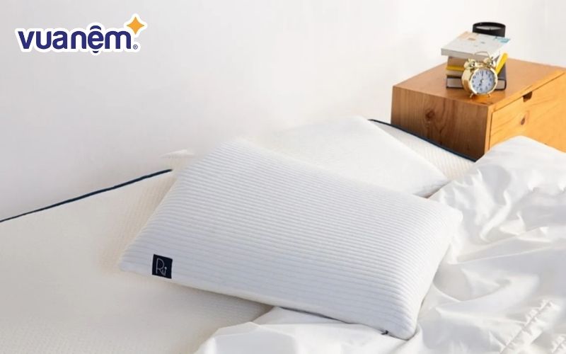 Dùng gối để cải thiện sự thoải mái khi ngủ trên nệm foam bị lún