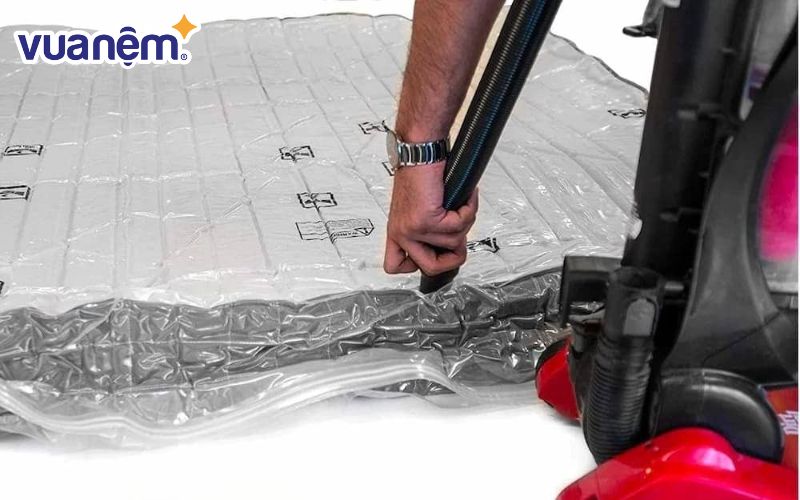 Đấu nối trực tiếp vòi máy hút bụi vào van của túi hút chân không chuyên dụng