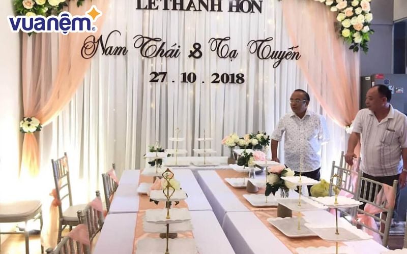 Chữ dán đám cưới bằng decal có sẵn lớp keo giúp người dùng dễ dàng thao tác