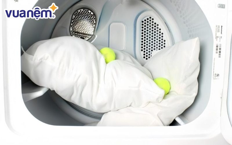 Tùy vào kích thước máy giặt, bạn có thể đặt vào trong 2 đến 4 chiếc gối cùng một lúc