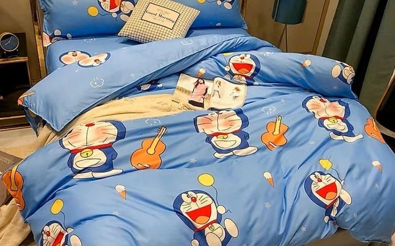 Vỏ chăn Doremon đánh đàn chất liệu cotton poly